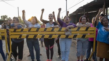 Familiares de presos políticos se manifiestan en el exterior de la cárcel La Modelo, ubicada a unos 23 kilómetros al noreste de Managua, Nicaragua.