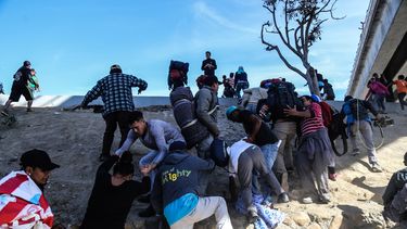 El Gobierno de EEUU decidió hoy cerrar el puesto fronterizo de San Ysidro, entre San Diego y Tijuana (México), después de que cientos de&nbsp;migrantes&nbsp;centroamericanos rompieran un cerco de la policía mexicana con la intención de entrar ilegalmente al país, informaron fuentes oficiales.