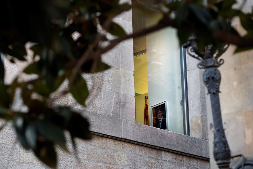 Una fotografía de Carles&nbsp;Puigdemont, cesado por el Gobierno como presidente catalán, colgada en uno de los despachos del Palau de la Generalitat.