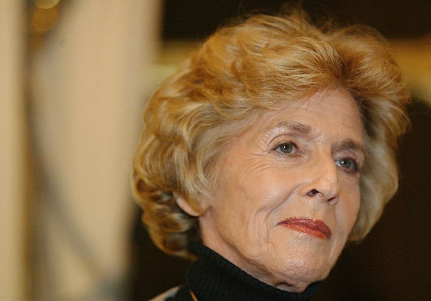 En esta foto de archivo tomada el 16 de febrero de 2005, la escritora y directora de cine francesa nacida en Argentina Nelly Kaplan observa tras ser premiada por la Orden de las Artes y las Letras de París. Nelly Kaplan murió el 12 de noviembre de 2020 a causa del COVID-19.&nbsp;