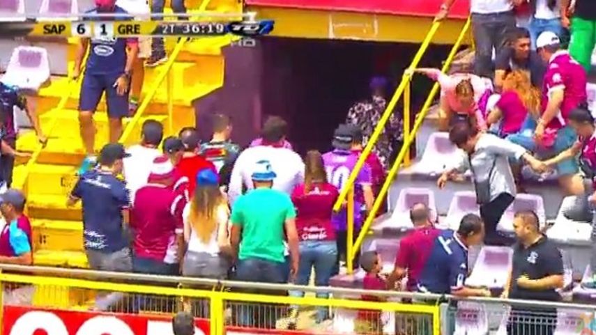 La policía de Costa Rica desalojó a la hinchada y jugadores del Estadio Saprissa, en San José.