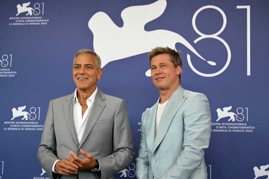 Los actores George Clooney y Brad Pitt asisten a la sesión fotográfica de la película Wolfs presentada fuera de competición durante el 81º Festival Internacional de Cine de Venecia en el Lido de Venecia, el 1 de septiembre de 2024.&nbsp;