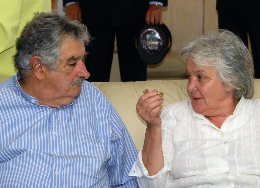 Es una chantada (tontería, estupidez, tomadura de pelo), dijo Topolansky, quien aseguró que habló con un abogado y dejó el tema en sus manos