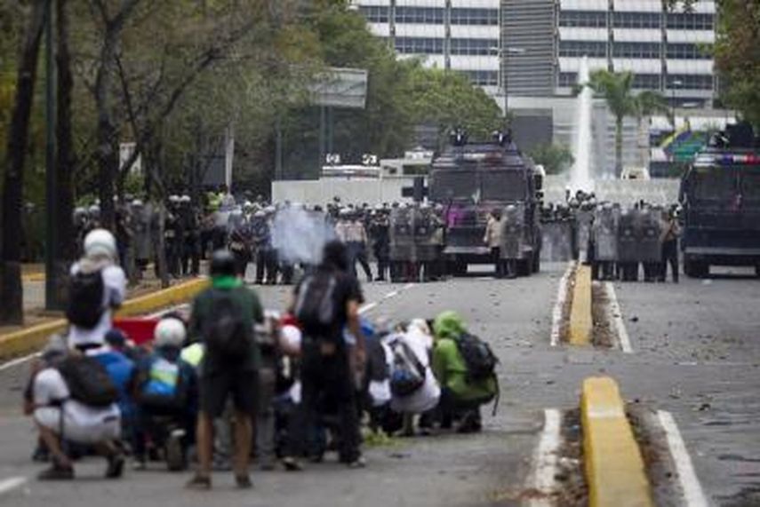 Un grupo de manifestantes opositores al Gobierno de Nicolás Maduro se enfrenta a miembros de la Policía Nacional Bolivariana (PNB) durante las protestas estudiantiles de 2014. (EFE ARCHIVO) 