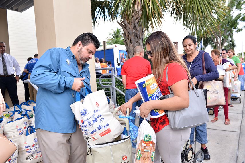 Cada bolsa cuenta con mercancía valorizada en 150 dólares e incluye  arroz, jamón enlatado, turrones y otros productos (ÁLVARO MATA)