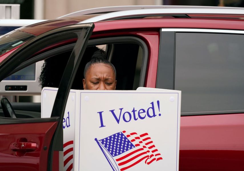 Una mujer emite su voto el jueves 15 de octubre de 2020, desde su vehículo durante el periodo de votación anticipada de Texas, en Dallas.&nbsp;