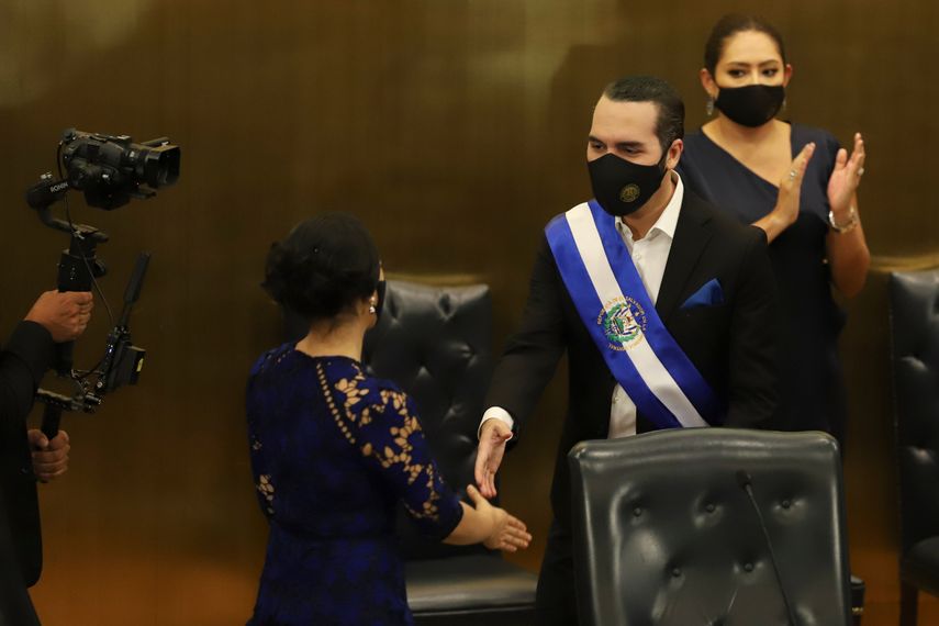 El presidente Nayib Bukele estrecha la mano de Suecy Callejas, vicepresidenta del Congreso de El Salvador.