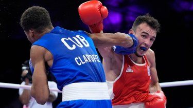 El francés Billal Bennama, de rojo, ante el cubano Alejandro Claro, en su combate de cuartos de final de peso mosca de los Juegos Olímpicos, el viernes 2 de agosto de 2024, en Villepinte, Francia.