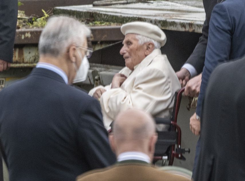 El papa em&eacute;rito Benedicto XVI llega en silla de ruedas a visitar la tumba de sus padres y su hermana en el cementerio cerca de Regensburg, Alemania, el s&aacute;bado 20 de junio de 2020.