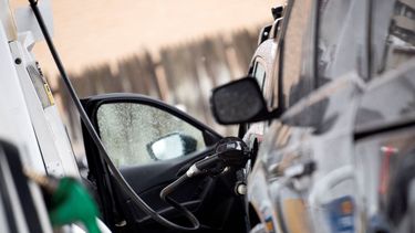 Un conductor recarga de combustible su auto.