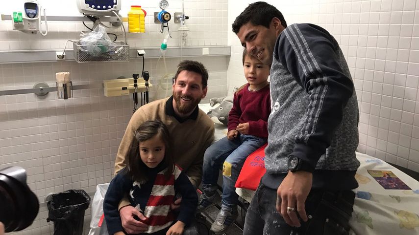 Messi y Suárez con niños del Hospital de Nens de Barcelona