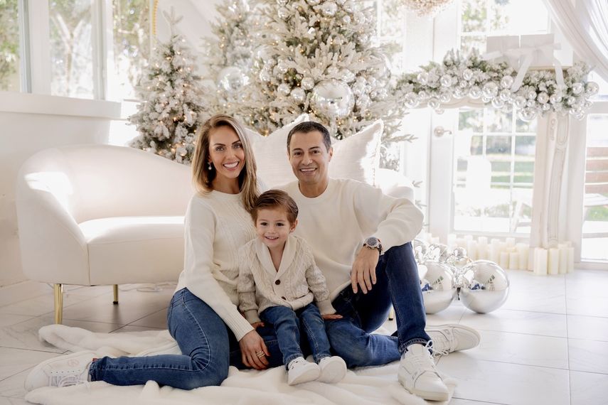 La presentadora Jessica Carrillo, junto a su esposo, Raúl Ángeles, y su hijo Matías.