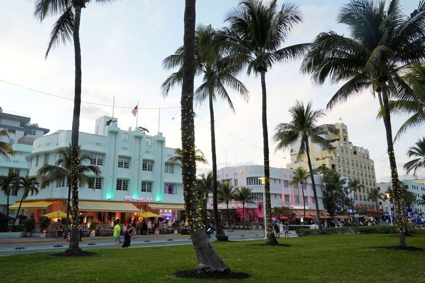 Transeúntes caminan por la avenida Ocean Drive con sus hermosos edificios art déco, el martes 27 de febrero de 2024, en Miami Beach, Florida. 