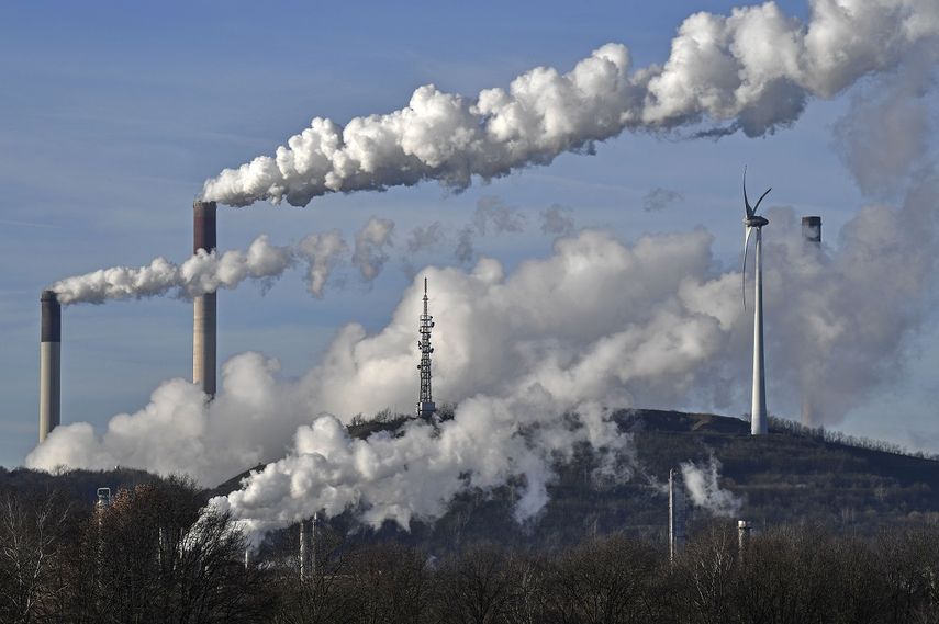 En esta fotograf&iacute;a del 16 de enero de 2020 se muestra una termoel&eacute;ctrica a carb&oacute;n de la compa&ntilde;&iacute;a Uniper y una refiner&iacute;a de BP junto a un generador e&oacute;lico en Gelsenkirchen, Alemania.&nbsp;