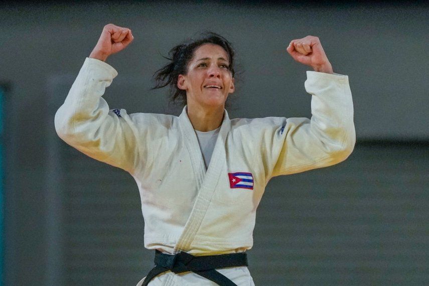 La cubana Idelannis Gómez celebra tras derrotar a la puertorriqueña María Luz Pérez en la final de los 70 kg del judo de los Juegos Panamericanos, en Santiago, Chile, el domingo 29 de octubre de 2023.&nbsp;