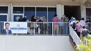 Manifestantes entrando a las oficinas del representante Carlos Curbelo, en el distrito 26, al suroeste de Miami, en el vecindario de Kendall.