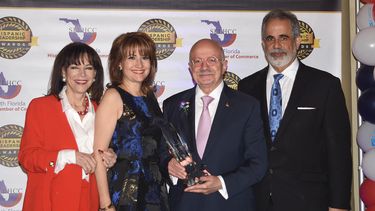 La fiscal estatal de Miami-Dade, Katherine Fernández-Rundle, Liliam López, Eduardo Padrón, premiado por su trayectoria de toda una vida, junto a Ralph González Jacobo. 