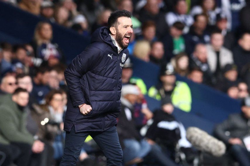 El español Carlos Corberán, en ese entonces director técnico del West Bromwich Albion, da instrucciones durante un partido, el 28 de enero de 2024.