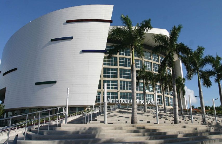 Vista frontal del American Airlines Arena de Miami.