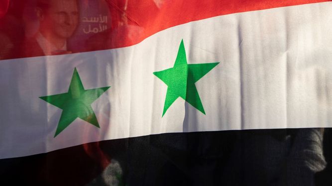 La bandera nacional de Siria, desplegada en una concentración en la Plaza Omayyid de la capital, Damasco.&nbsp;