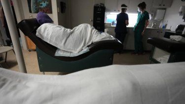 Una mujer descansa mientras espera que inicie el procedimiento para abortar en una clínica de abortos de Estados Unidos.&nbsp;