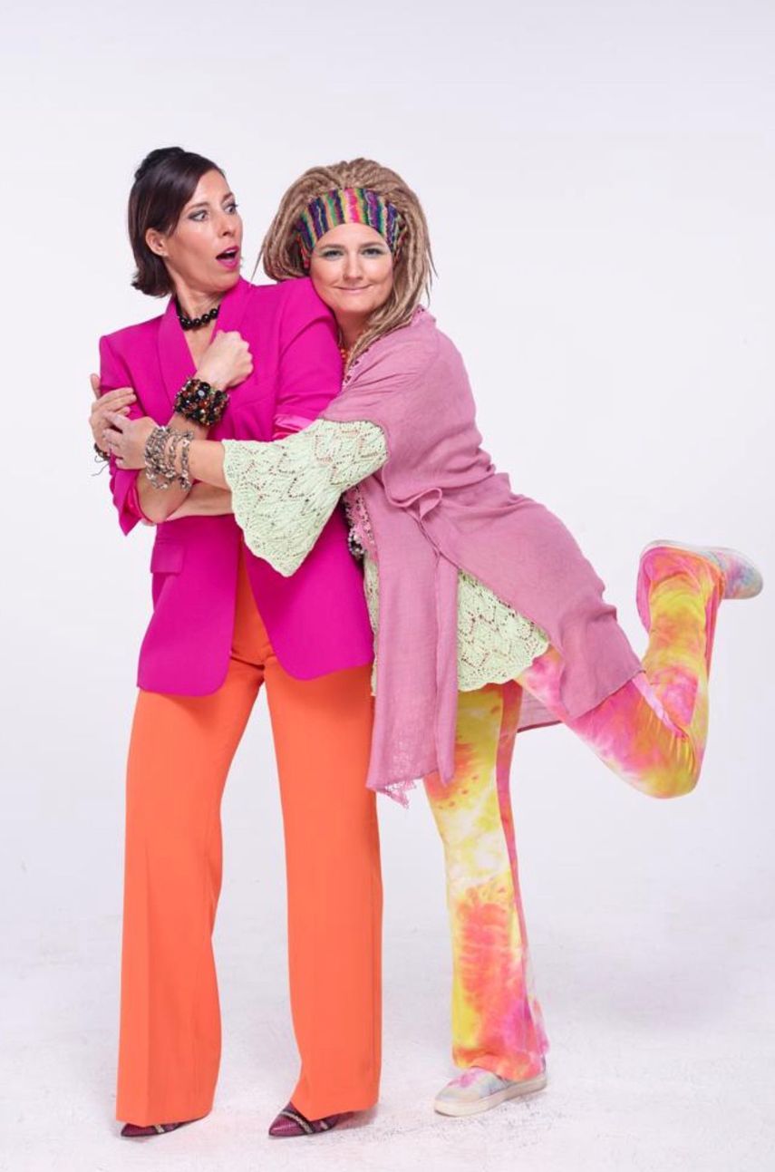 Las actrices Queca Gordillo y Nuria Ferrer posan para la segunda temporada de la obra de teatro Las cenizas de mamá.