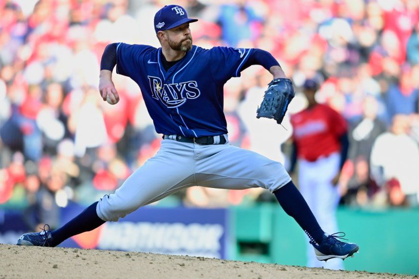 En foto del 8 de octubre del 2022, Corey Kluber de los Rays de Tampa Bay lanza en la décima tercera entrada del juego de comodín ante los Guardianes de Cleveland.