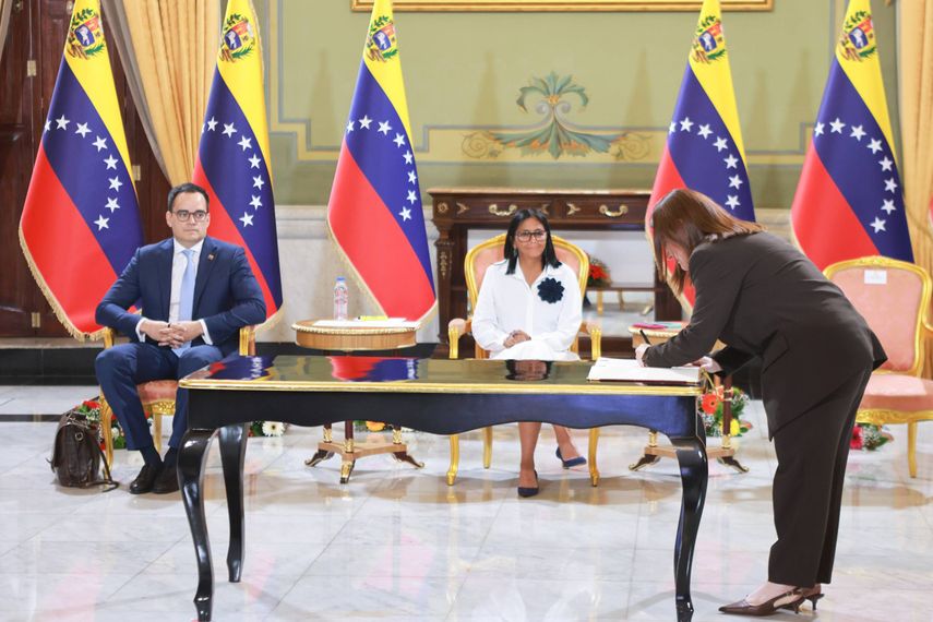La gobernante encargada de Venezuela, Delcy Rodríguez, en la firma de un acuerdo con la compañía de EEUU Chevron, este 13 de abril de 2026, en Caracas