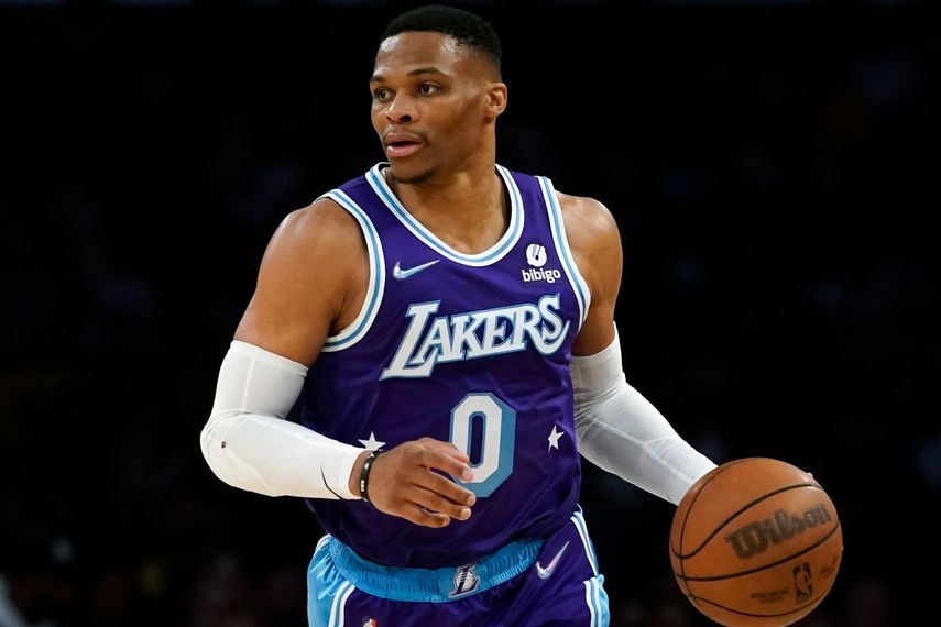 Russell Westbrook (0) en acción durante un partido de los Lakers contra los Pelicans en Los Ángeles el 1ro de abril del 2022.