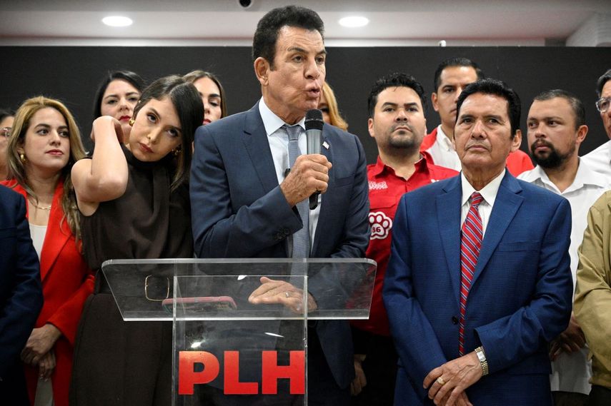 El candidato presidencial hondureño y personalidad mediática Salvador Nasralla (C), del Partido Liberal de derecha (PL), habla durante una conferencia de prensa en Tegucigalpa el 17 de noviembre de 2025.