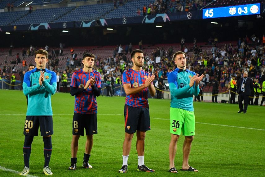 Jugadores del FC Barcelona se despiden de la Champions League tras la derrota ante el Bayern de Múnich y el triunfo del Inter de Milan el mismo día contra el Viktoria Pilsen