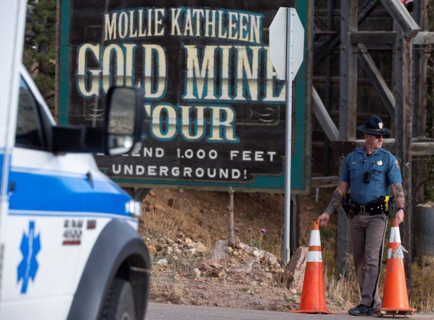 Un policía le abre paso a un vehículo de emergencia en la Mina de Oro Mollie Kathleen, en Cripple Creek, Colorado.