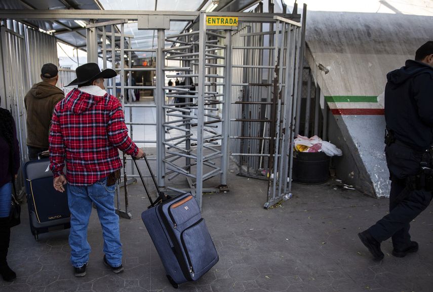 En esta imagen del 2 de enero de 2020, solicitantes de asilo ingresan a Estados Unidos para presentar sus casos en el puerto de entrada de Nogales, Sonora, M&eacute;xico.&nbsp;