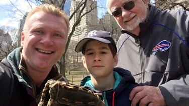 &nbsp; Fotograf&iacute;a del 19 de marzo de 2019 proporcionada por John Pijanowski, izquierda, con su hijo Jack y padre Don Pijanowski en el Central Park de Nueva York. Don falleci&oacute; solo en una sala hospitalaria por causa del coronavirus.&nbsp;