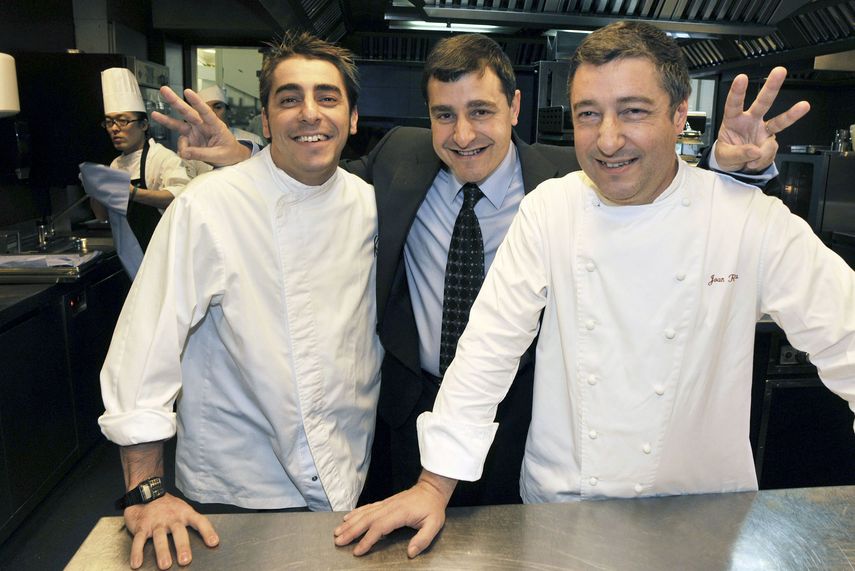 El cocinero Joan Roca (d), junto a sus hermanos, el sumiller Josep Roca (c) y el repostero Jordi Roca (i).