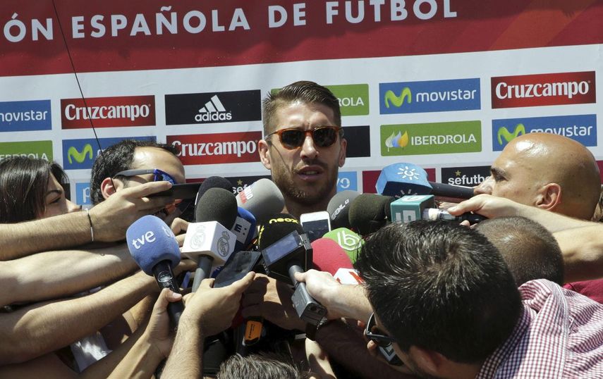 Sergio Ramos ha conversado con la prensa en su llegada a la concentración de España.