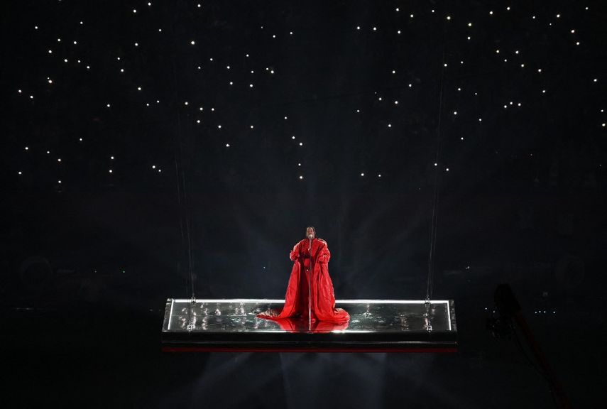 La cantante barbadense Rihanna se presenta durante el espectáculo de medio tiempo del Super Bowl LVII entre los Kansas City Chiefs y los Philadelphia Eagles en el State Farm Stadium en Glendale, Arizona, el 12 de febrero de 2023.