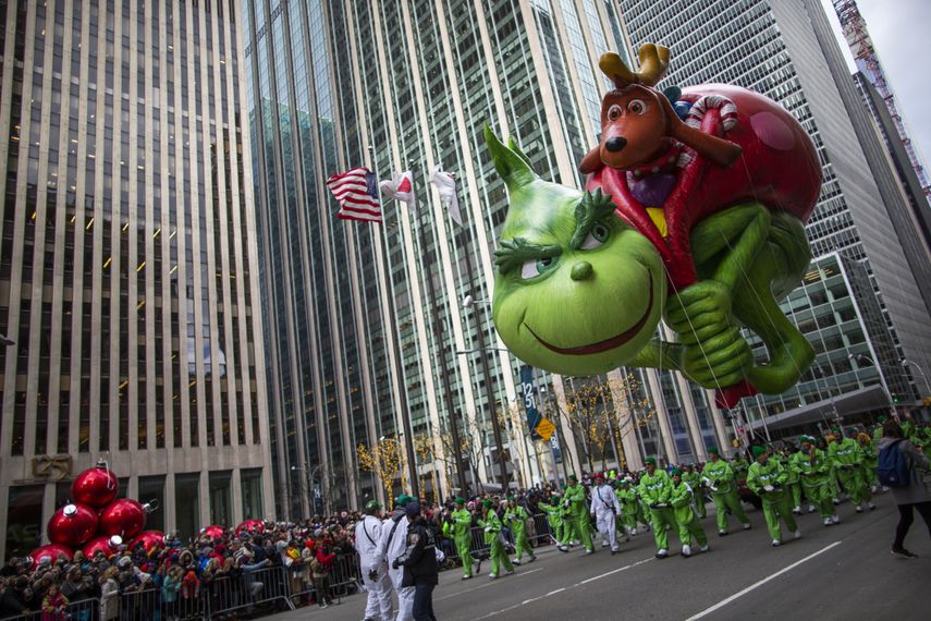 En esta foto del 28 de noviembre del 2019, el globo del Grinch flota sobre la Sexta Avenida de Manhattan durante el desfile anual de Acción de Gracias.&nbsp;