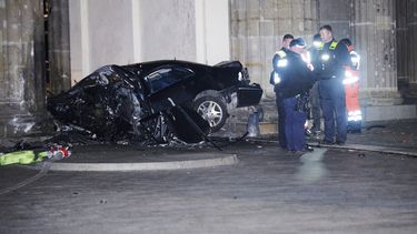Un automóvil tras impactarse entre dos pilares de la Puerta de Brandenburgo en Berlín, Alemania, el lunes 16 de enero de 2023.&nbsp;