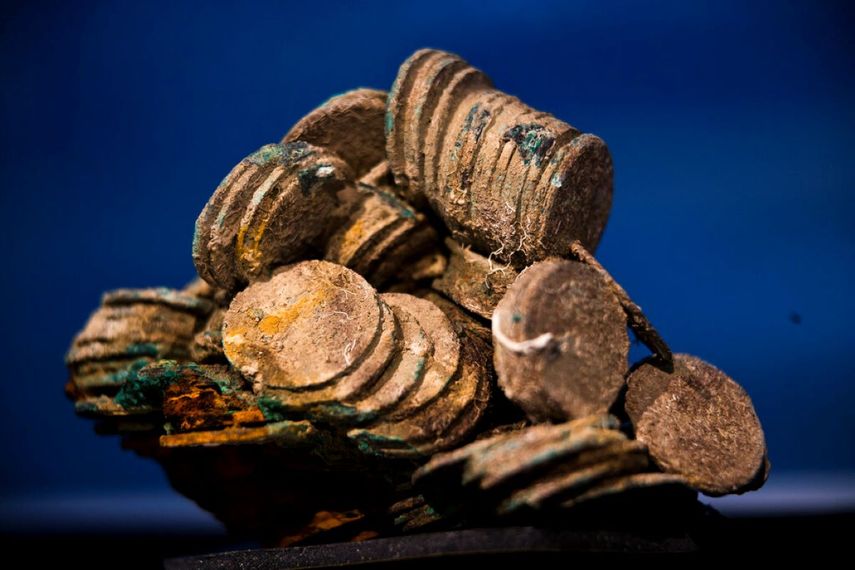 Bloque de monedas de plata rescatadas del naufragio de un galeón hundido en 1804. &nbsp;