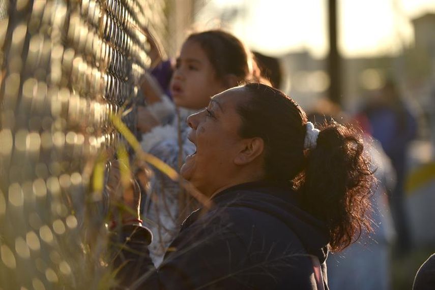  Familiares de los reos del penal de Topo Chico de Monterrey, en el estado de Nuevo León (México), reclaman información tras el motín registrado la madrugada del jueves,  donde la cifra de muertos podría ascender a 60 