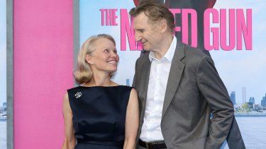 Pamela Anderson y Liam Neeson asisten al estreno de The Naked Gun en Nueva York el 28 de julio de 2025.