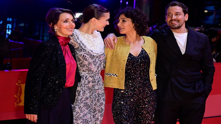 De izquierda a derecha: la autora alemana Daniela Krien, la actriz alemana Marlene Burow, la directora francesa Emily Atef y el actor alemán Felix Kramer posan en la alfombra roja para el estreno de la película Superpower en el programa especial de gala de la Berlinale, la primera película importante de Europa festival del año, el 17 de febrero de 2023 en Berlín.