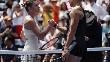 La consolación para Halep, ganadora de Roland Garros, su primer título de Grand Slam, es que a pesar de quedar eliminada seguirá como la número uno del mundo cuando concluya el torneo.