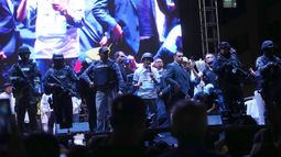 Con chaleco antibalas y casco balístico, el aspirante presidencial Christian Zurita, quien fue nombrado para reemplazar a Fernando Villavicencio, habla durante su cierre de campaña en Quito.