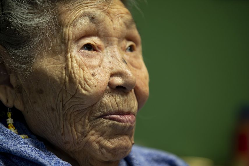 En esta foto del 20 de enero de 2020, Lizzie Chimiugak contempla su casa en Toksook Bay, Alaska. Chimiugak, de 90 a&ntilde;os apenas cumplidos, ser&aacute; la primera persona contada en el Censo 2020 el martes 21 de enero de 2020.&nbsp;