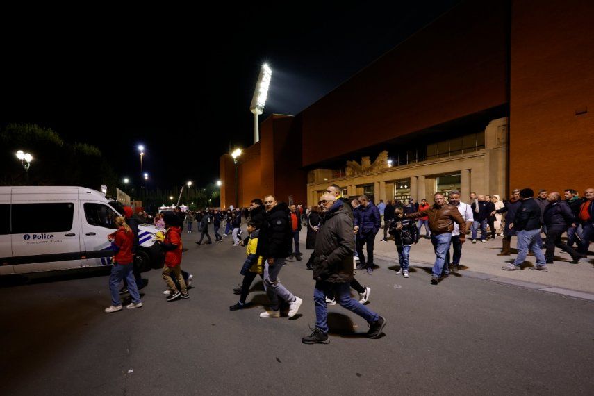 Aficionados abandonan el estadio en la noche después de que el encuentro entre Bélgica y Suecia de la eliminatoria a la Euro se suspendiera tras un ataque terrorista en Bruselas, el lunes 16 de octubre del 2023.
