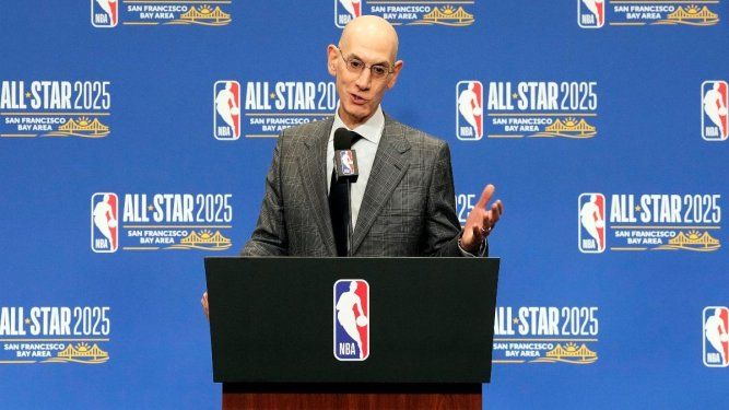 El comisionado de la NBA, Adam Silver, habla con los medios de comunicación, el 15 de febrero de 2025.
