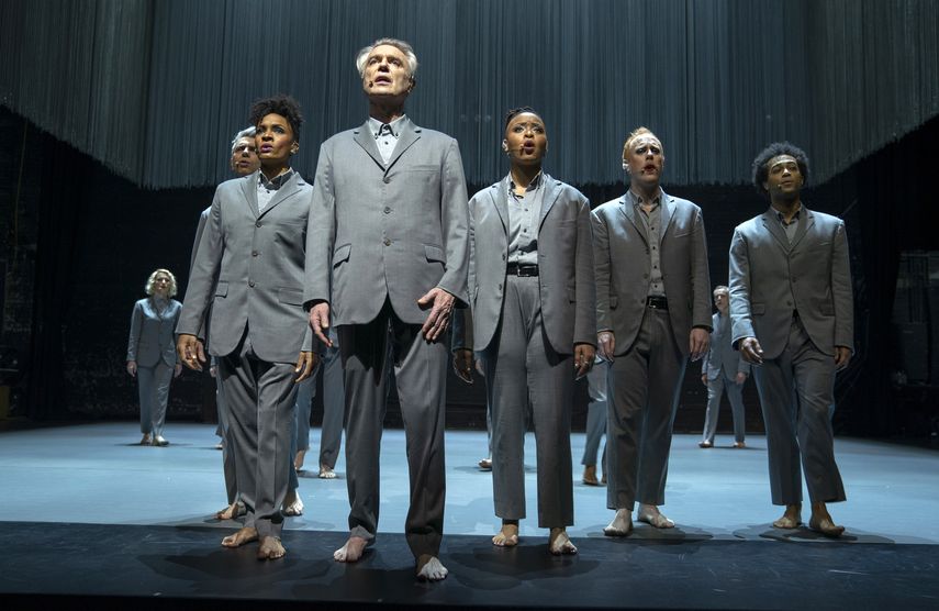 En esta imagen proporcionada por HBO David Byrne, frente, en una escena de David Byrnes American Utopia. The American Theatre Wing y la Liga de Broadway anunciaron el 22 de junio de 2021 que David Byrnes American Utopia recibirá un Premio Tony Especial.&nbsp;