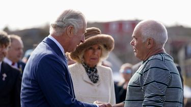 El Príncipe Carlos, Príncipe de Gales, se encuentra con el pescador local Lenny Hanlon en Quidi Vidi en St. Johns Newfoundland y Labrador, el 17 de mayo de 2022.